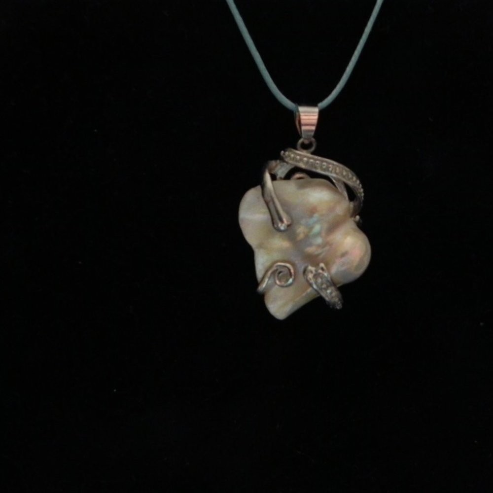 Pearl shell necklace